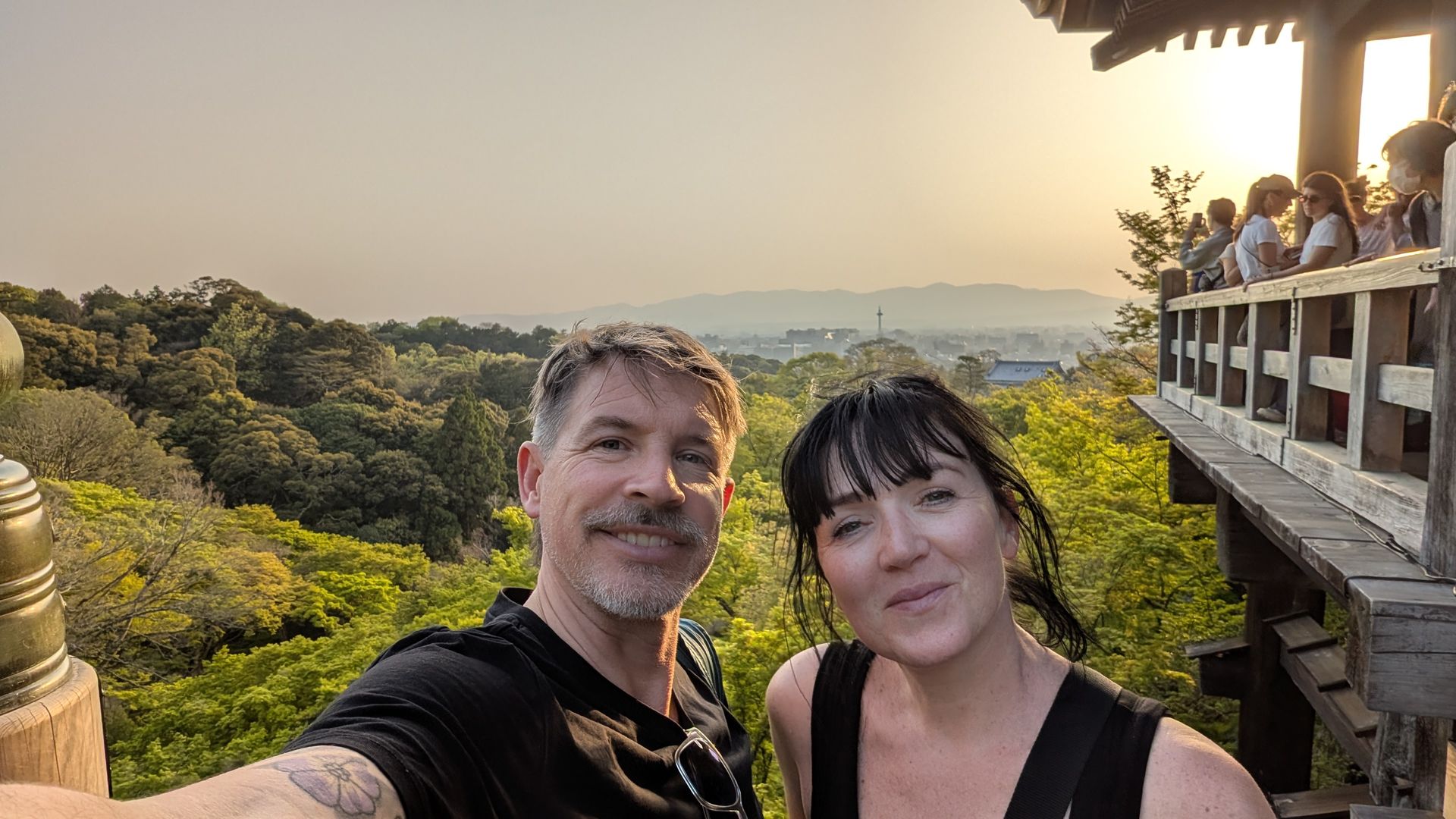 Gabi und Ulf bei Sonnenuntergang über Kyoto, am Kiyomizu-dera-Tempel.